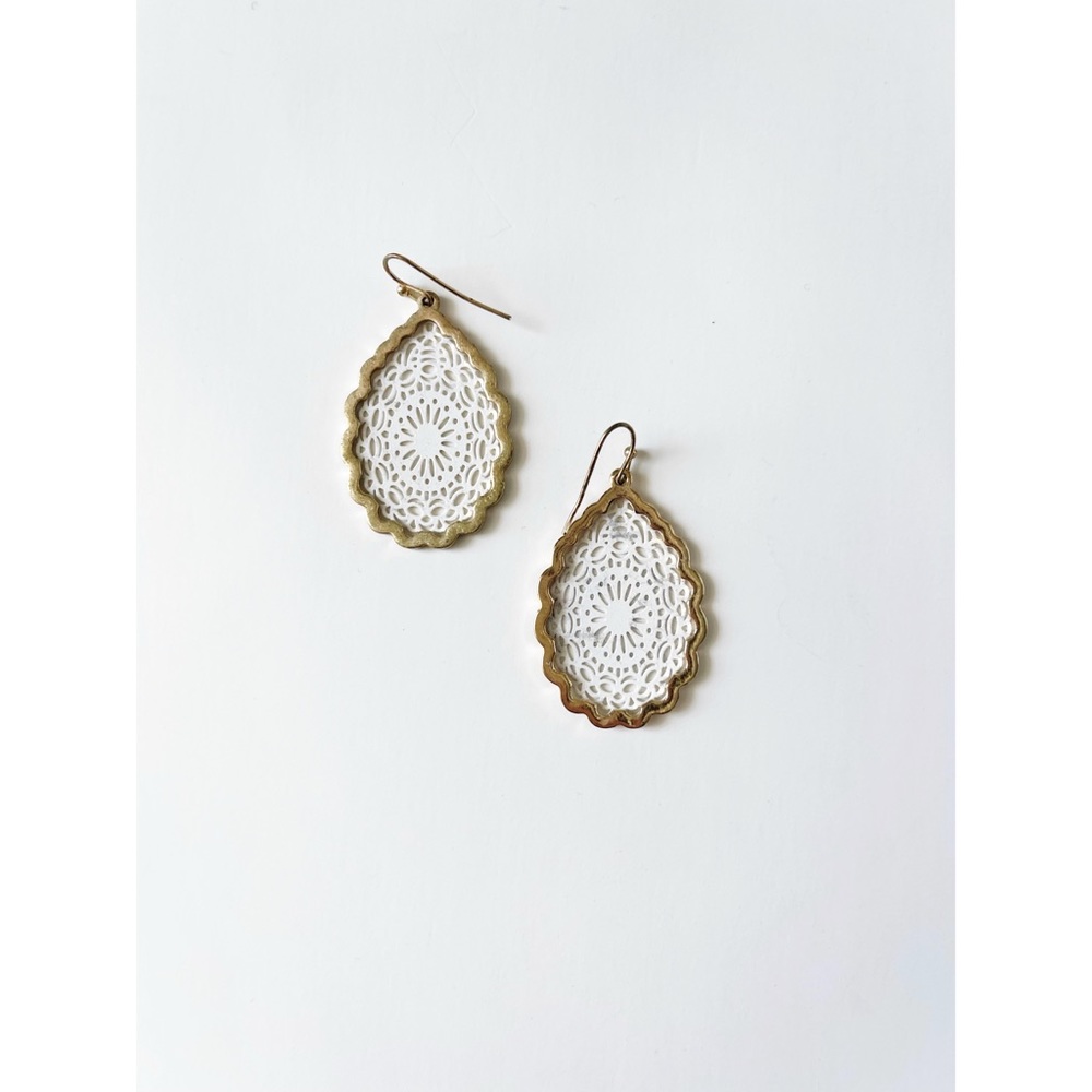 ✨4/$24✨ White and gold-tone drop earrings - Picture 2 of 3